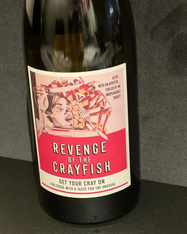 En ultrapresis sørafrikansk Chenin blanc. Tørr med god syre. Aprikos, grønne epler og fersken og med duft av sjø. Men skal du ha den må du til Vinmonopolet i Rygge. #sakkiemoutonfamilywines #cheninblanc #osteperler #sørafrika #southafricanwine #revengeofthecrayfish