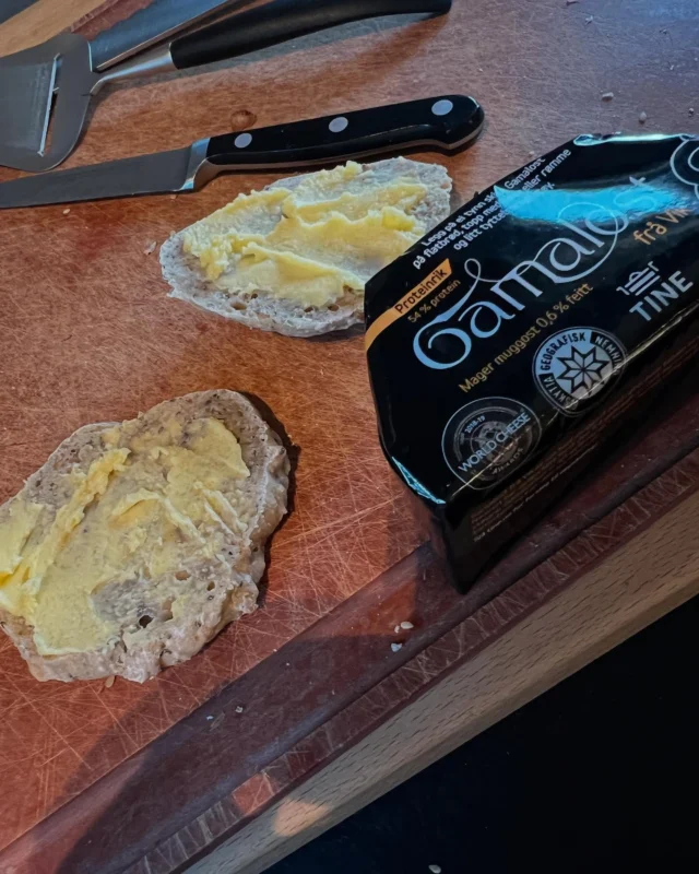 Dagens lunsj, Gamalost og hjemmelagde surdeigsrundstykker. Kviteseidsmør. #osteperler #gamalost #tine #norskost #kviteseidsmør #vikisogn #nydalen #lunsj