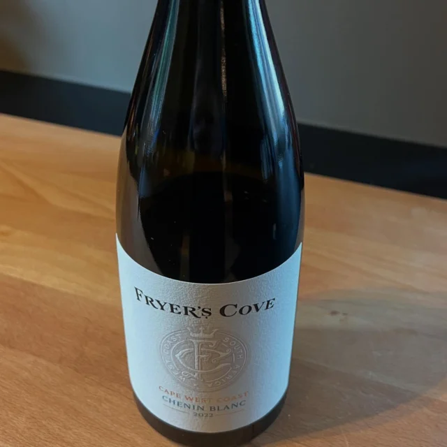 Chenin blanc fra ganske langt nord i Sør-Afrika. Helt ute ved Atlanterhavet. Strågul. Her kjenner du havet. Fin syre. God balanse. Drakk den til pizza. #fryerscove #osteperler #cheninblanc #sørafrika #southafrica🇿🇦 #southafricanwine #finestevårdagen #middagpåterrassen